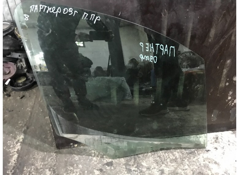 Стекло двери передней правой к Peugeot Partner