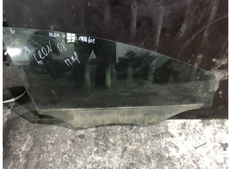 Стекло двери передней правой к Seat Leon