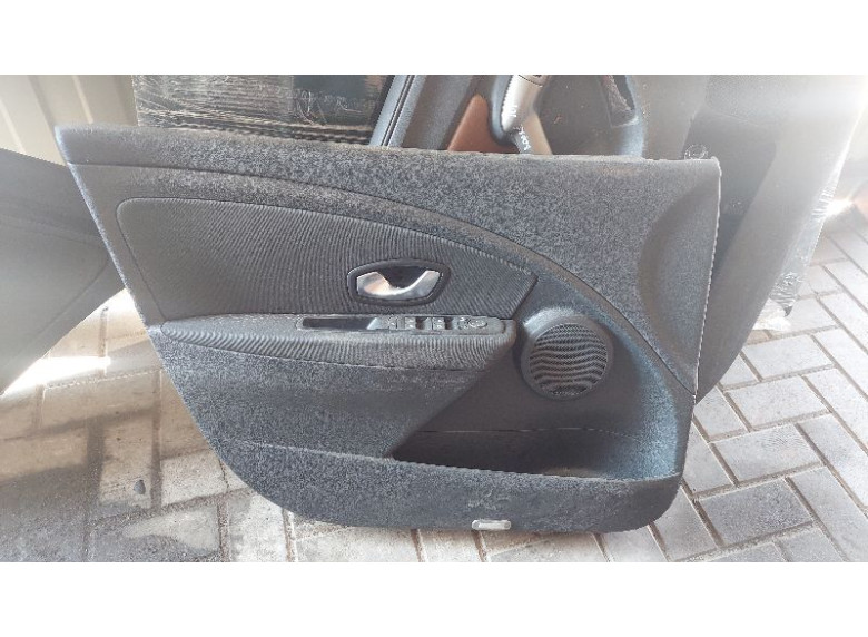 Обшивка двери передней левой (дверная карта) к Renault Megane, 2009г.