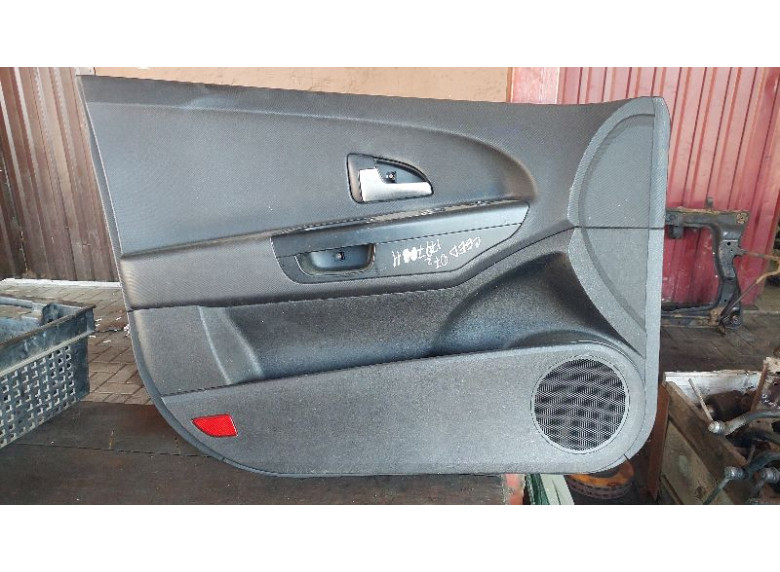 Обшивка двери передней левой (дверная карта) к Kia Ceed, 2007г.