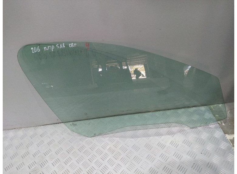 Стекло двери передней правой к Peugeot 206, 2008г.