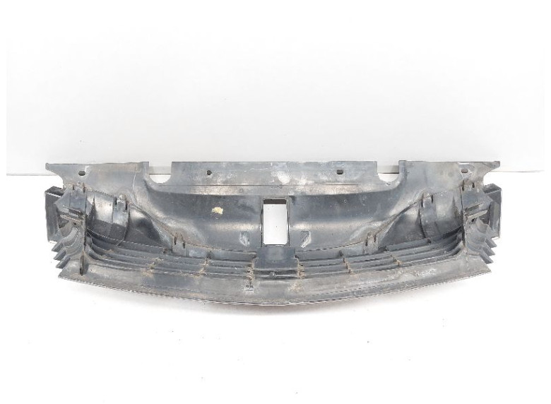 Решетка радиатора к Renault Laguna, 2002г.