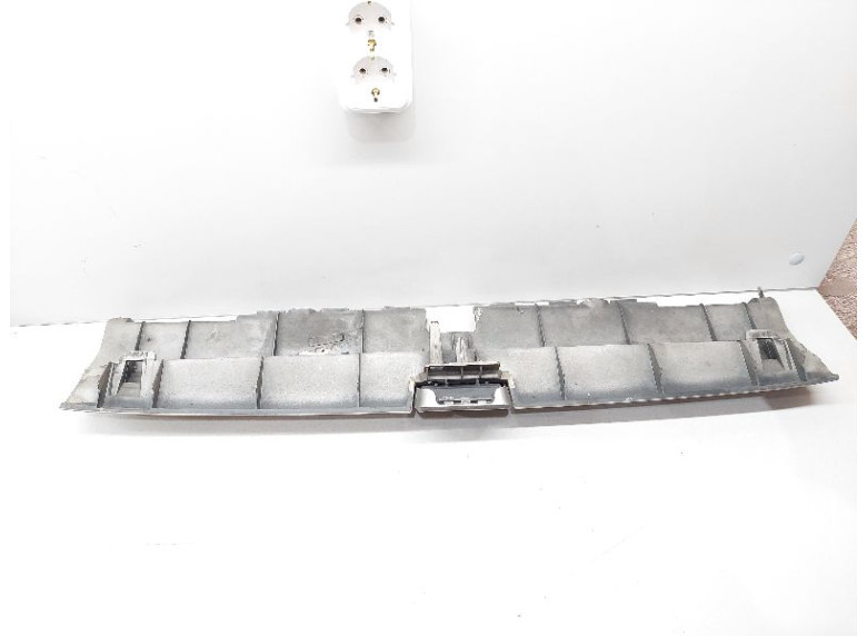 Решетка радиатора к Peugeot 605, 1994г.