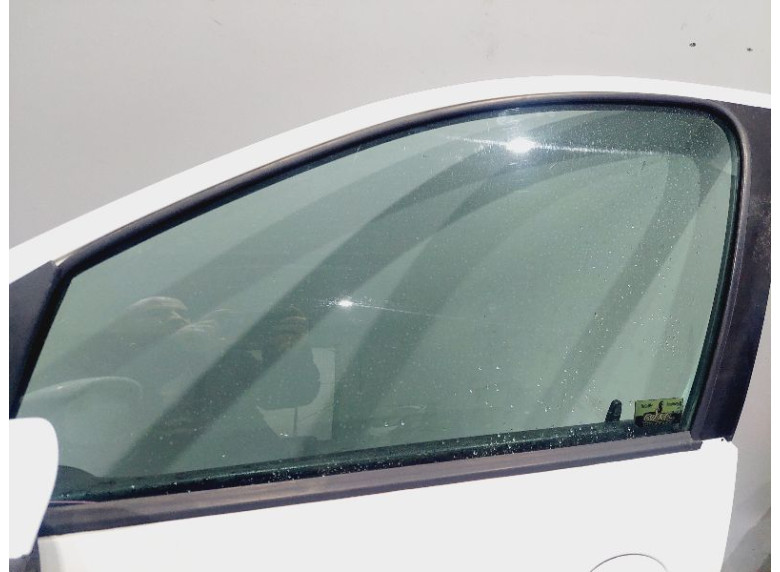 Стекло двери передней левой к Peugeot 206, 2004г.