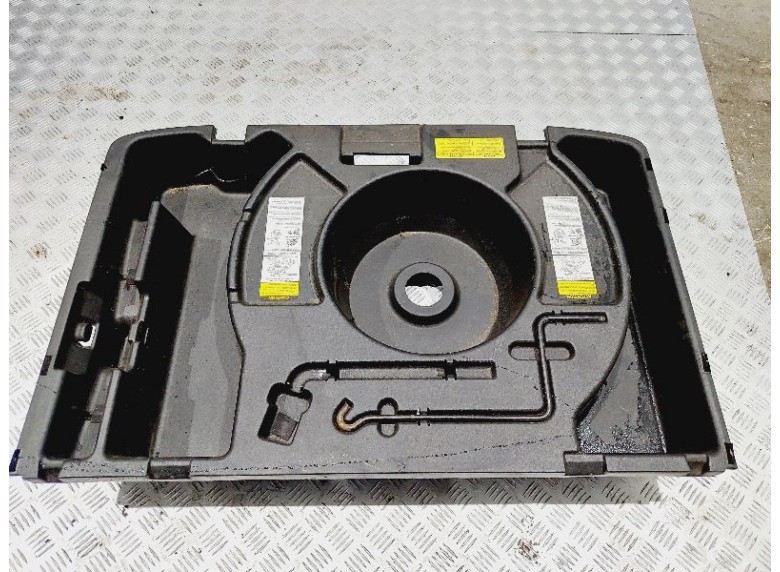 Ниша запасного колеса к Pontiac Vibe