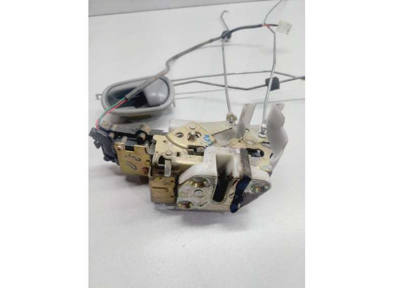 Замок двери задней правой к Mazda Demio, 2001г.