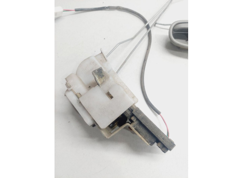 Замок двери задней правой к Mazda Demio, 2001г.