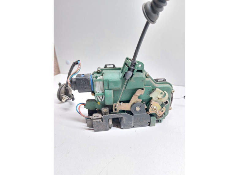 Замок двери передней правой к Volkswagen Polo, 2007г.