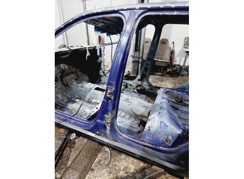 Стойка кузовная центральная левая к Dacia Logan, 2007г.