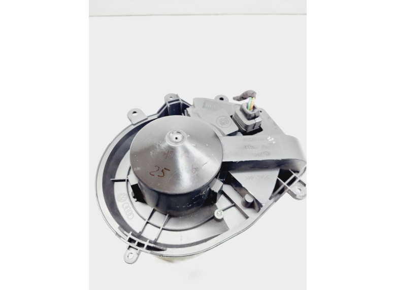 Моторчик печки к Volkswagen Passat, 1998г.