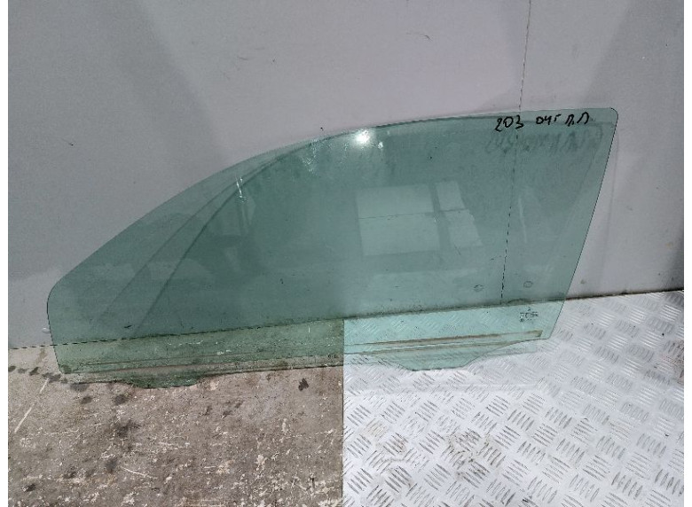 Стекло двери передней левой к Mercedes C W203, 2004г.