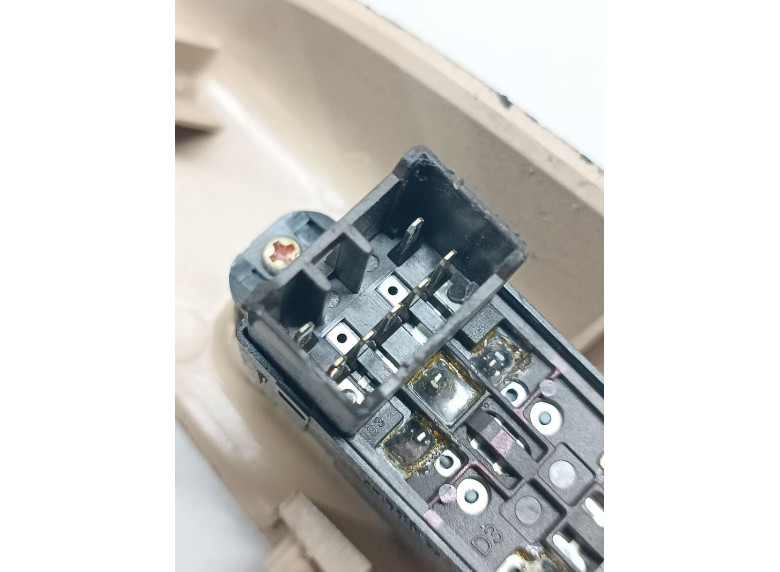 Кнопка стеклоподъемника заднего правого к Kia Rio, 2005г.