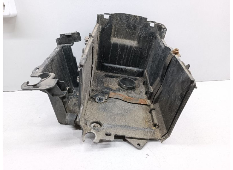 Полка аккумулятора к Mazda 3, 2007г.