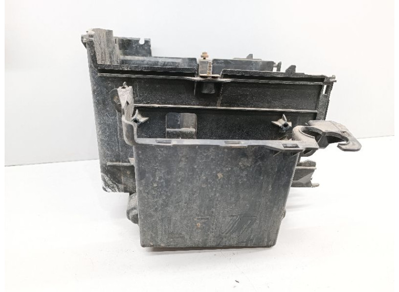 Полка аккумулятора к Mazda 3, 2007г.