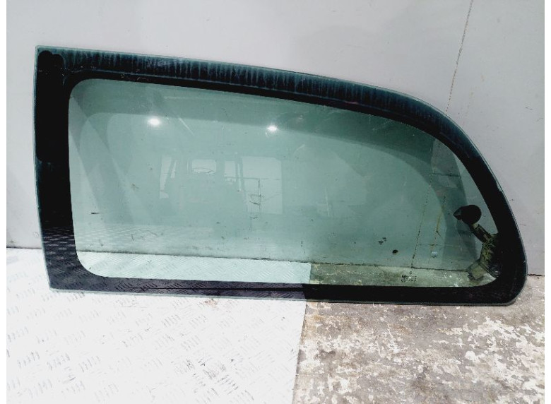 Стекло кузовное боковое левое к Chrysler Grand Voyager, 2000г.