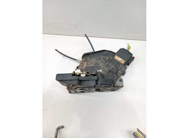 Замок двери задней правой к Mazda 3, 2007г.