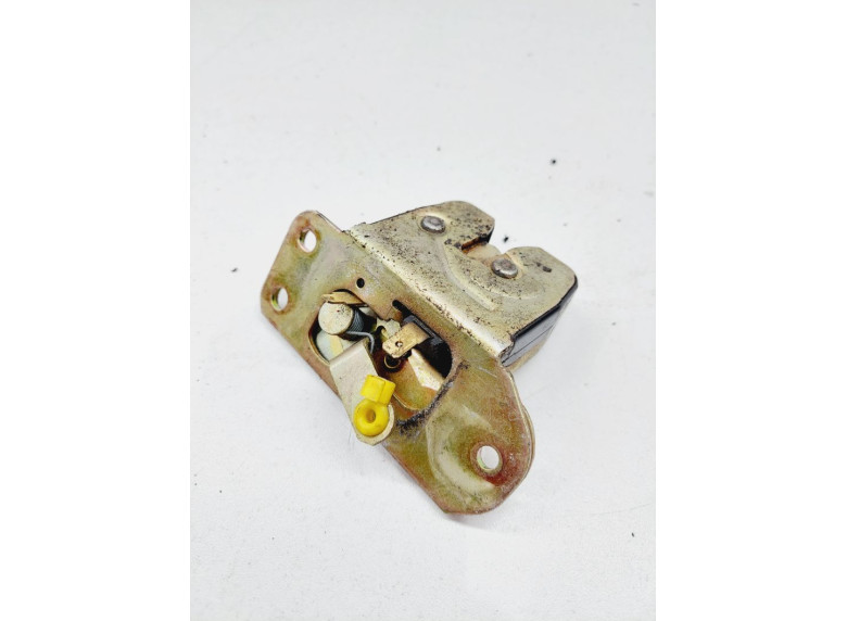 Замок багажника к Volvo V40, 1999г.