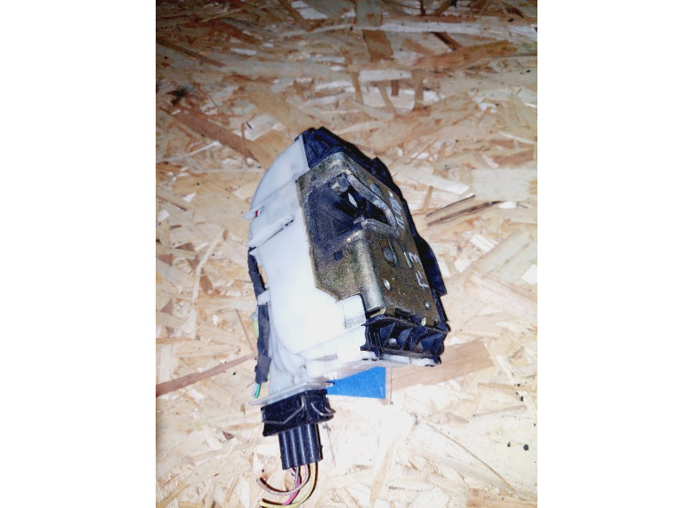 Замок двери передней правой к Volkswagen Golf, 1995г.