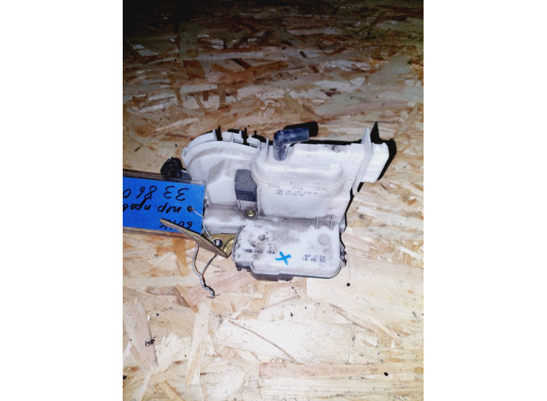 Замок двери передней правой к Volkswagen Golf, 1995г.