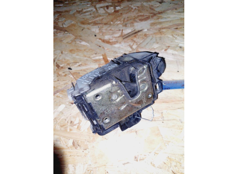 Замок двери передней правой к Volkswagen Golf, 1995г.