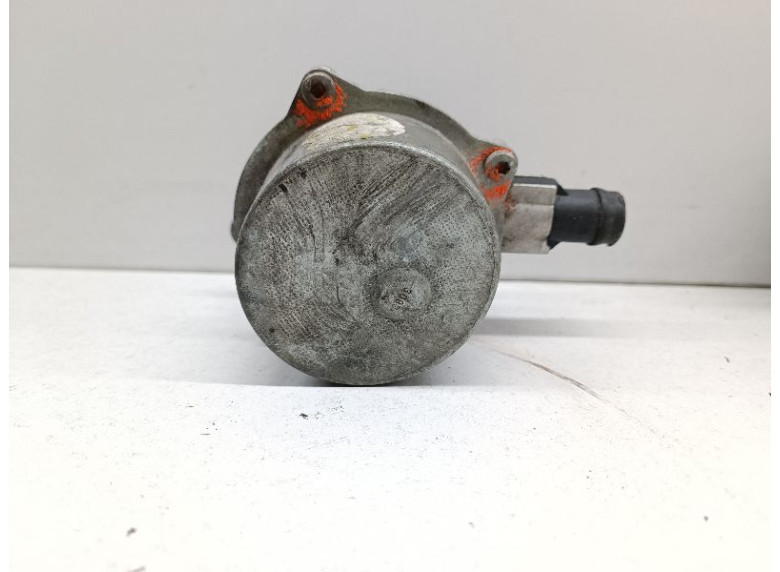 Насос вакуумный к Volvo S40, 1999г.