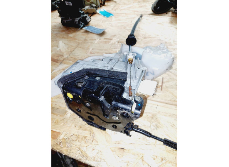 Замок двери задней левой к Volkswagen Passat, 2006г.