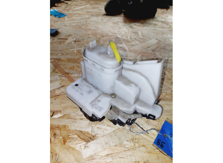 Замок двери задней левой к Volkswagen Polo, 1999г.