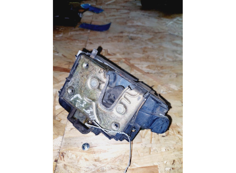 Замок двери задней правой к Volkswagen Golf, 1995г.