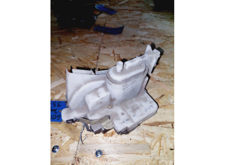 Замок двери задней правой к Volkswagen Golf, 1995г.