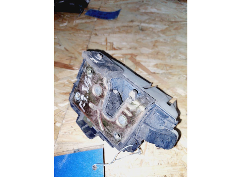 Замок двери задней правой к Volkswagen Golf, 1995г.