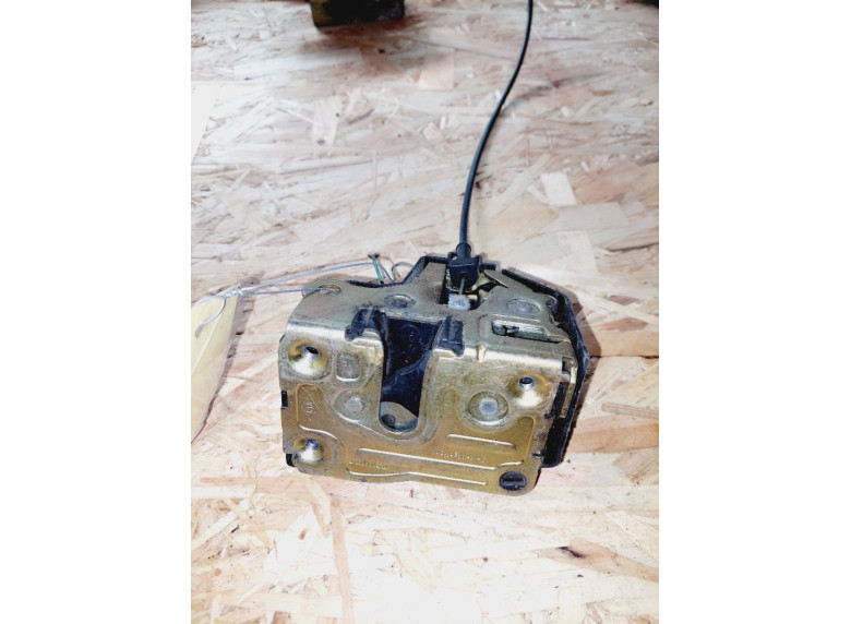 Замок двери задней правой к Renault Scenic, 2000г.