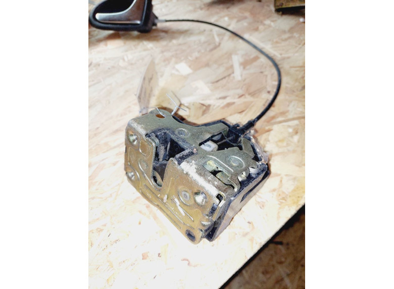 Замок двери задней правой к Renault Scenic, 2001г.