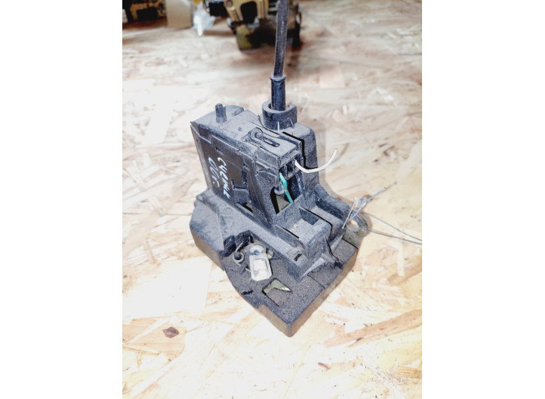 Замок двери задней правой к Renault Scenic, 2001г.