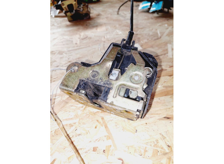 Замок двери задней правой к Renault Scenic, 2001г.