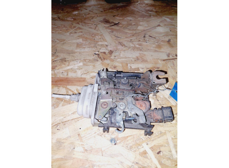 Замок двери передней правой к Audi A6, 1995г.