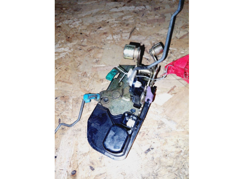 Замок двери передней левой к Chrysler Voyager