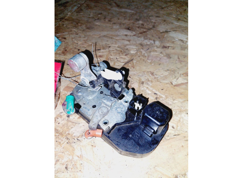 Замок двери передней левой к Chrysler Voyager