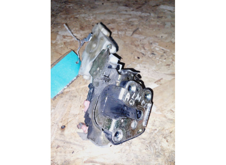 Замок двери задней левой к Nissan Almera Tino, 2001г.