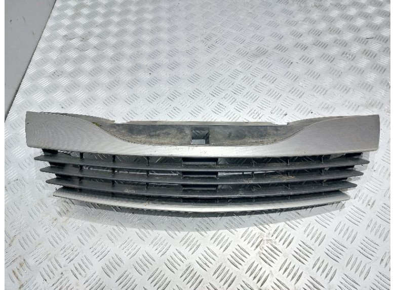 Решетка радиатора к Renault Laguna, 2003г.