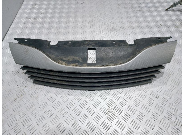 Решетка радиатора к Renault Laguna, 2003г.