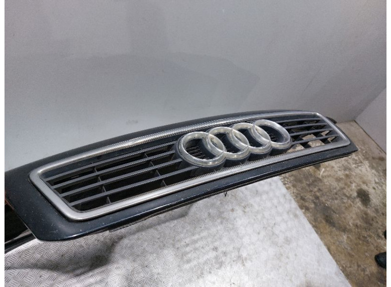 Решетка радиатора к Audi A6, 1998г.