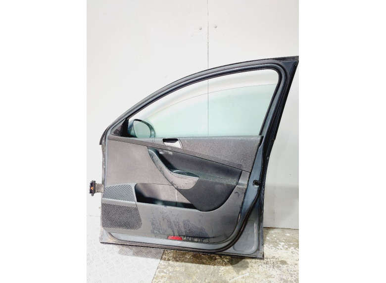 Обшивка двери передней правой (дверная карта) к Volkswagen Passat, 2008г.