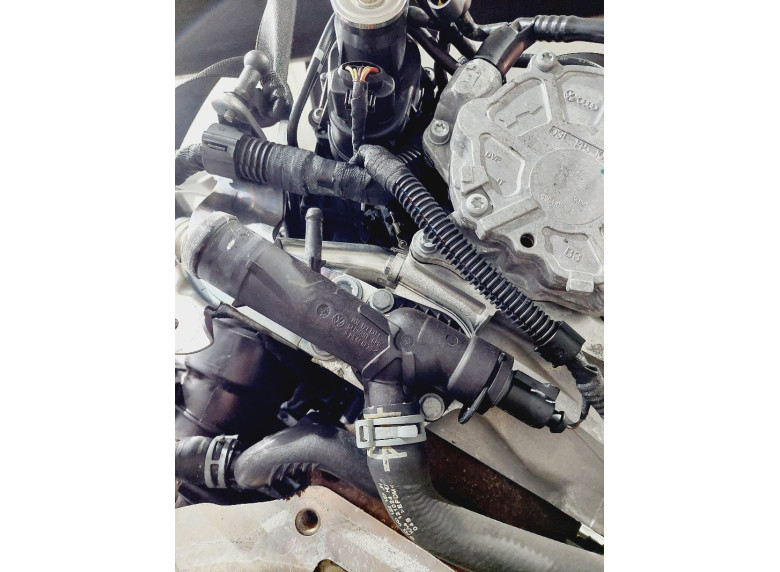 Фланец (тройник) системы охлаждения к Seat Leon, 2010г.