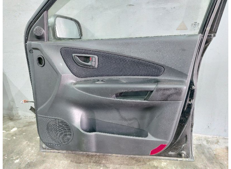 Обшивка двери передней правой (дверная карта) к Hyundai Tucson, 2008г.