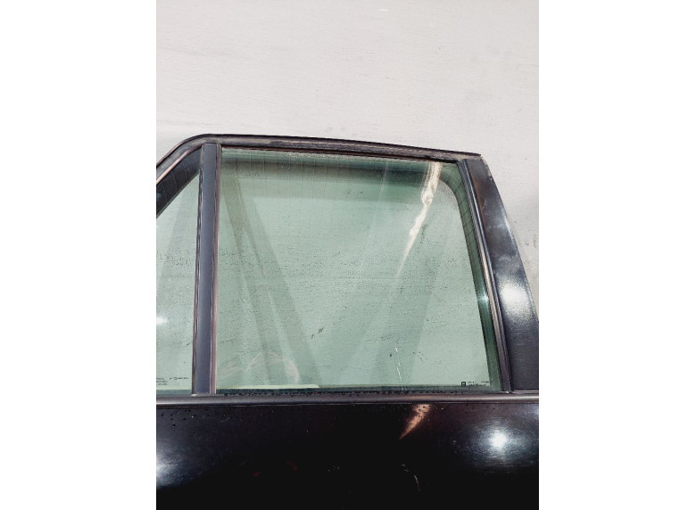 Стекло двери задней правой к Saturn Vue, 2002г.