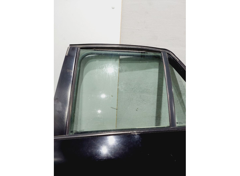 Стекло двери задней левой к Saturn Vue, 2002г.