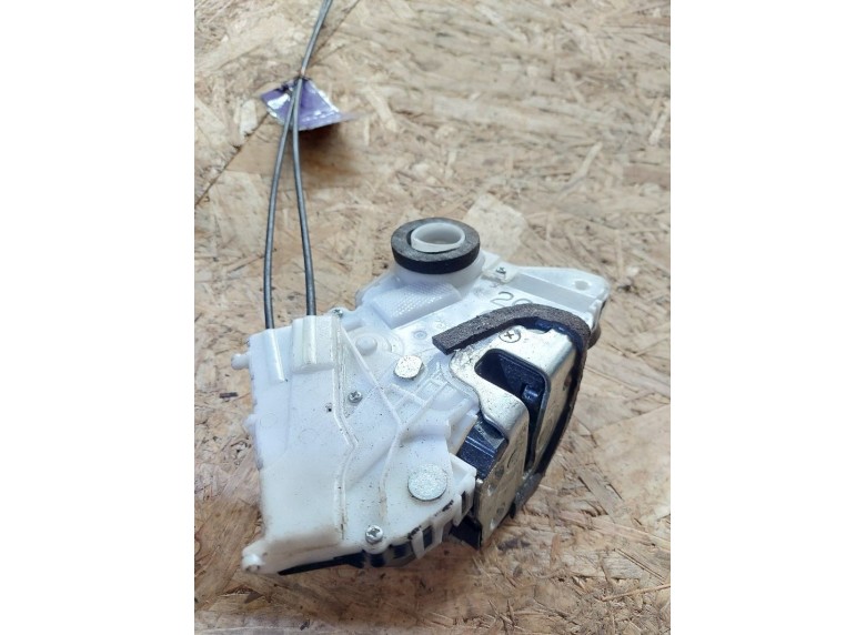 Замок двери передней правой к Toyota Yaris