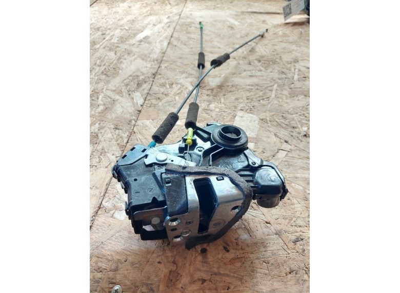 Замок двери передней правой к Toyota Camry