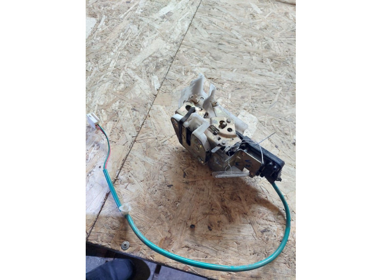 Замок двери задней левой к Mazda Demio