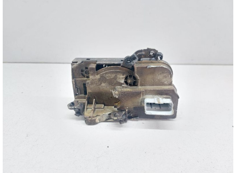 Замок двери передней правой к Peugeot 406, 2001г.